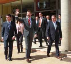 El Príncipe de Asturias y de Girona abandona el Ayuntamiento de Tremp